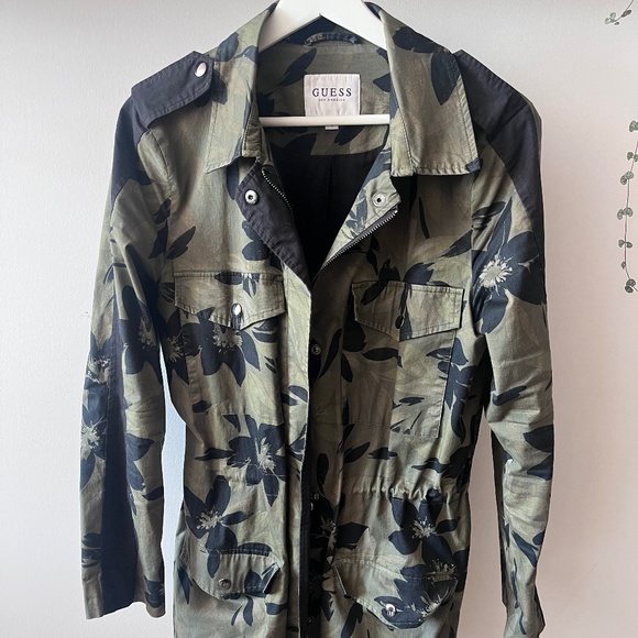 Guess military jacket size small with flower camouflage pattern - Picture 1 of 4
